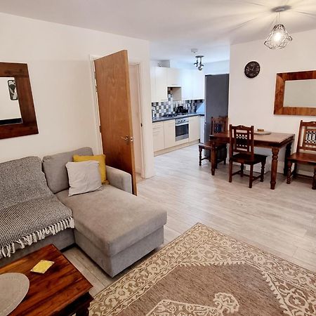 Spacious Two Bedroom Apartment With One Parking Space Thame Exterior foto