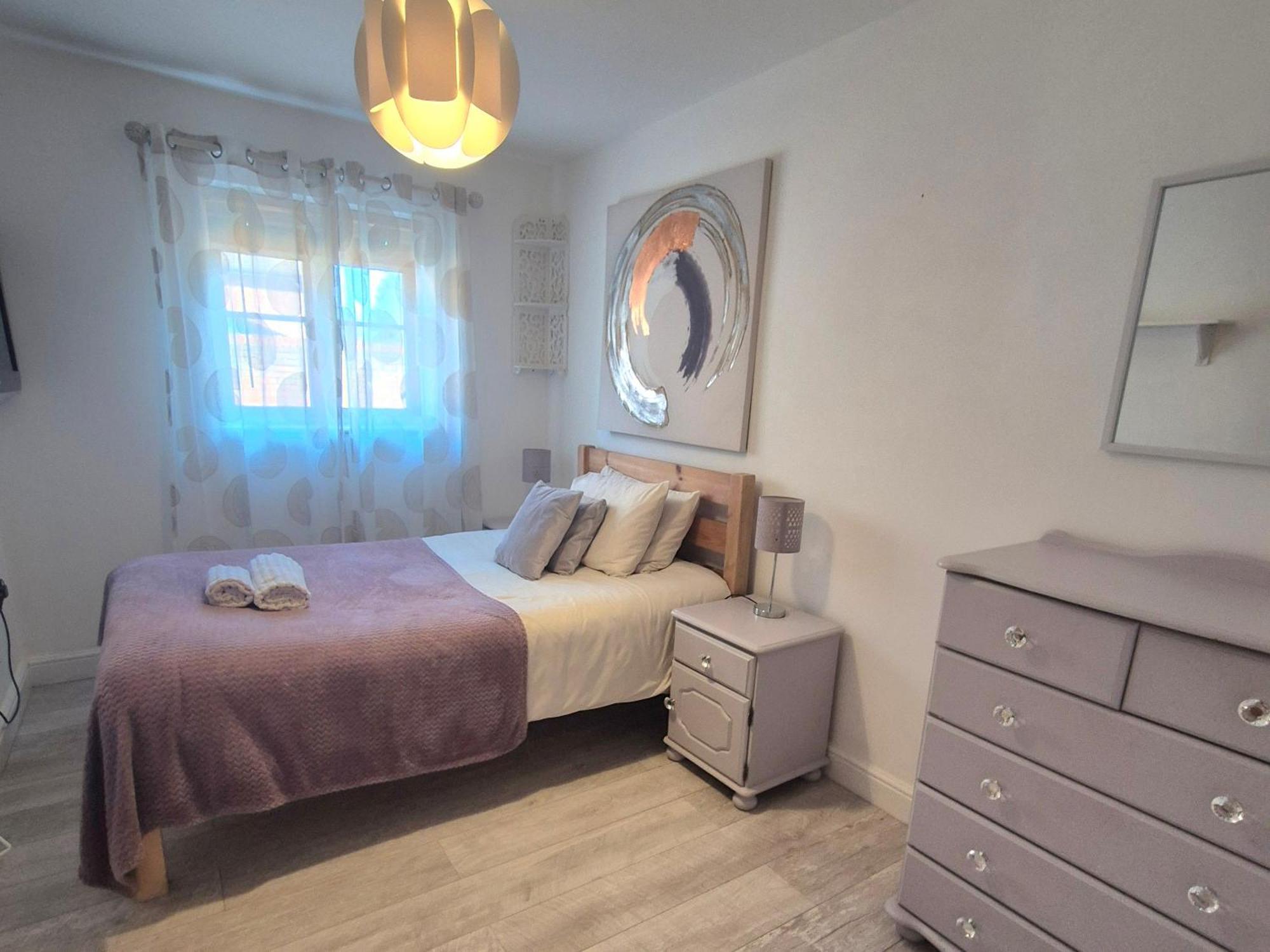 Spacious Two Bedroom Apartment With One Parking Space Thame Exterior foto