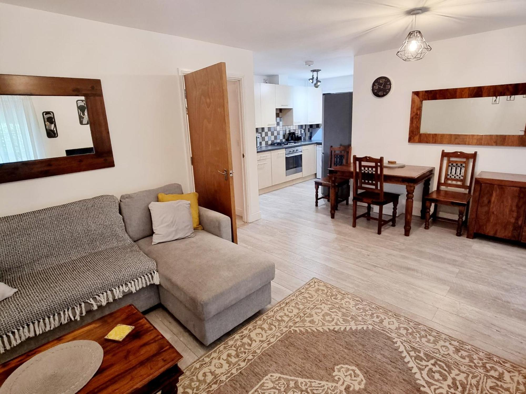 Spacious Two Bedroom Apartment With One Parking Space Thame Exterior foto
